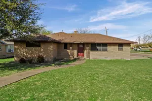 1315 Willowcreek Dr, Lancaster, TX 75146 - Photo 2