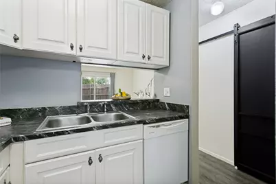 634 W Collins Street, Denton, TX 76201 - Photo 6