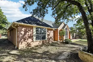 516 Shady Oaks Trail, Burleson, TX 76028 - Photo 2