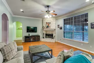 217 Woodbine Dr, Burleson, TX 76028 - Photo 10