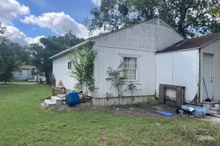 527 E Yeagua St, Groesbeck, TX 76642 - Photo 2