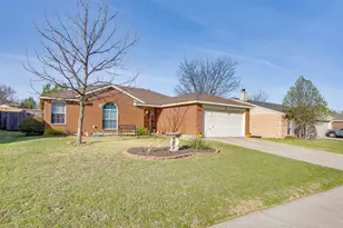 625 Creekview Dr, Burleson, TX 76028 - Photo 2