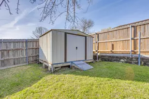 625 Creekview Dr, Burleson, TX 76028 - Photo 10