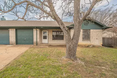 420 Signal Hill Court N, Fort Worth, TX 76112 - Photo 2
