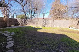 738 Hawthorne Ln, Grand Prairie, TX 75052 - Photo 32