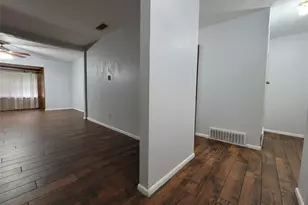 738 Hawthorne Ln, Grand Prairie, TX 75052 - Photo 4