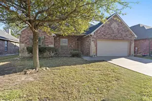 565 Griffith Dr, Saginaw, TX 76179 - Photo 2