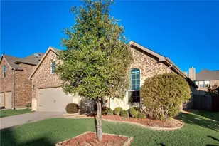 629 Hummingbird Dr, Little Elm, TX 75068 - Photo 2