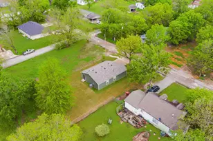 921 W 9th St, Bonham, TX 75418 - Photo 22