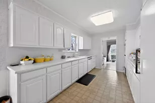 704 Castlewood Ln, Arlington, TX 76012 - Photo 10