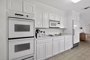 704 Castlewood Ln, Arlington, TX 76012 - Photo 12