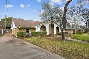 704 Castlewood Ln, Arlington, TX 76012 - Photo 2