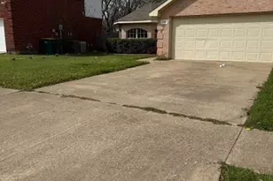 202 Vines Dr, Cedar Hill, TX 75104 - Photo 2