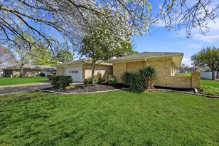 718 Kiowa Dr W, Lake Kiowa, TX 76240 - Photo 2