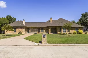 813 Shady Creek Dr, Kennedale, TX 76060 - Photo 2