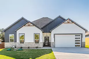 2406 Beverly Dr, Granbury, TX 76048 - Photo 2