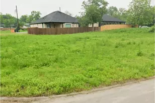 1704 Stuart St, Greenville, TX 75401 - Photo 2