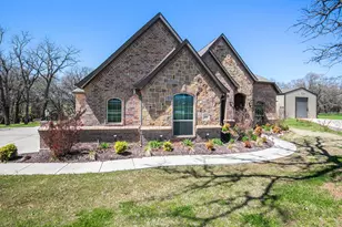 136 Flying Diamond Dr, Springtown, TX 76082 - Photo 2