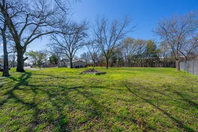 1609 N Brazos Avenue, Cleburne, TX 76031 - Photo 1