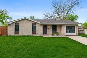 2605 Laurel St, Grand Prairie, TX 75050 - Photo 2