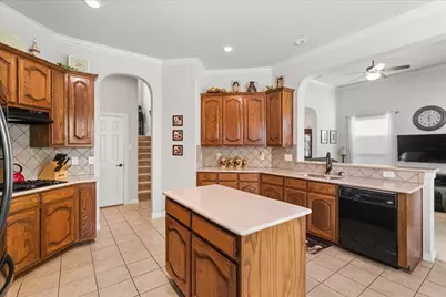 8402 Pecan Creek Drive, Arlington, TX 76001 - Photo 10