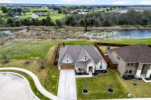 215 Frio Dr, Waxahachie, TX 75165 - Photo 2