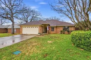 1916 Canterbury Cir, Fort Worth, TX 76112 - Photo 2