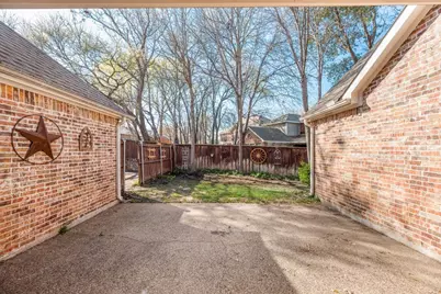 647 Royalwood Court, Grand Prairie, TX 75052 - Photo 32