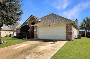 5228 Lake Grove Dr, Grand Prairie, TX 75052 - Photo 2