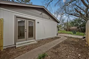 802 N L Robinson Dr, Arlington, TX 76011 - Photo 4