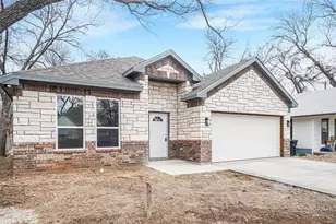 407 E Willingham St, Cleburne, TX 76031 - Photo 2