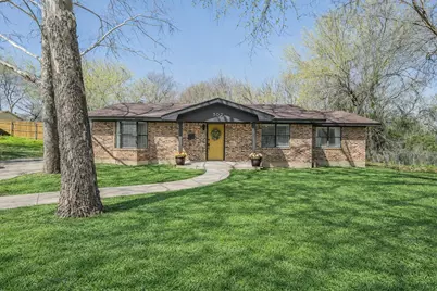 302 W Hale Avenue, Decatur, TX 76234 - Photo 2