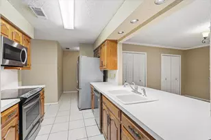 960 Meadowcove Cir, Garland, TX 75043 - Photo 16