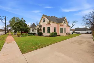 306 E Tarrant St, Bowie, TX 76230 - Photo 2