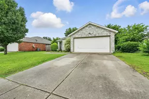 636 Capricorn St, Cedar Hill, TX 75104 - Photo 2