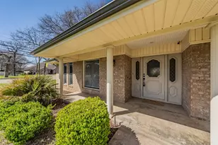 2415 Lakeview Cir, Arlington, TX 76013 - Photo 2