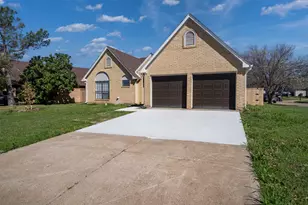 6111 Maple Leaf Dr, Arlington, TX 76017 - Photo 2