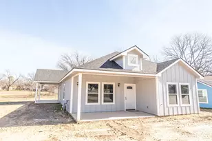 307 Bonham St, Nocona, TX 76255 - Photo 4