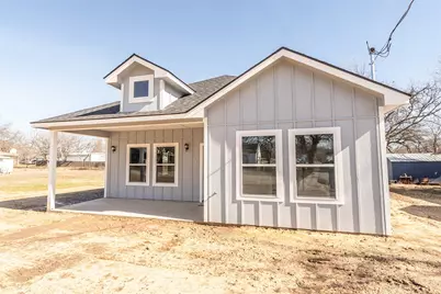 307 Bonham Street, Nocona, TX 76255 - Photo 2
