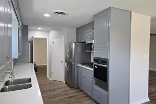 5801 Wedgworth Rd, Fort Worth, TX 76133 - Photo 2