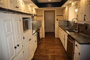 200 Red Oak Creek Dr, Oak Leaf, TX 75154 - Photo 2