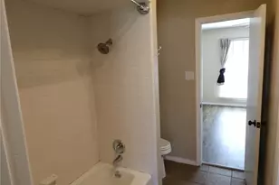 200 Red Oak Creek Dr, Oak Leaf, TX 75154 - Photo 8