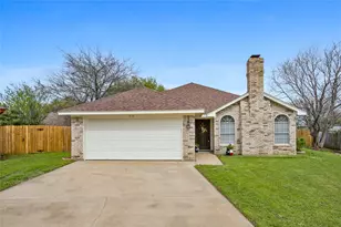 512 Oak Ridge Ct, Crowley, TX 76036 - Photo 4