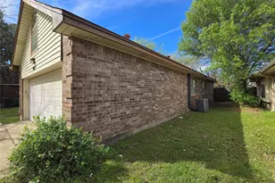 921 Meadowdale Rd, Arlington, TX 76017 - Photo 6