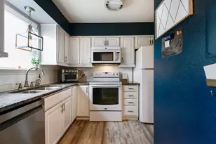 933 Roaring Springs Rd, Fort Worth, TX 76114 - Photo 12