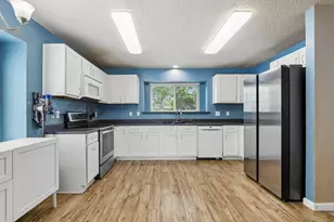 304 Lark Ln, Euless, TX 76039 - Photo 4