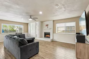 304 Lark Ln, Euless, TX 76039 - Photo 1