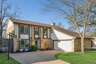 304 Lark Ln, Euless, TX 76039 - Photo 2