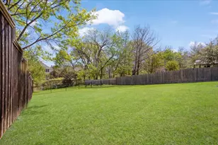 608 Lake Village Dr, McKinney, TX 75071 - Photo 2