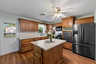 1306 Phillips St, Cleburne, TX 76033 - Photo 4